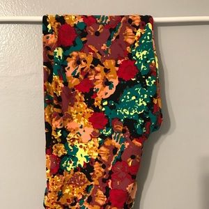 NWOT OS Floral Leggings Black Background
